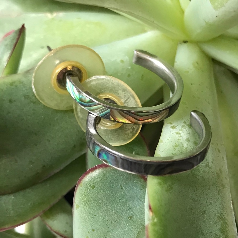 💫Silver-tone hoops with irredescent band💫